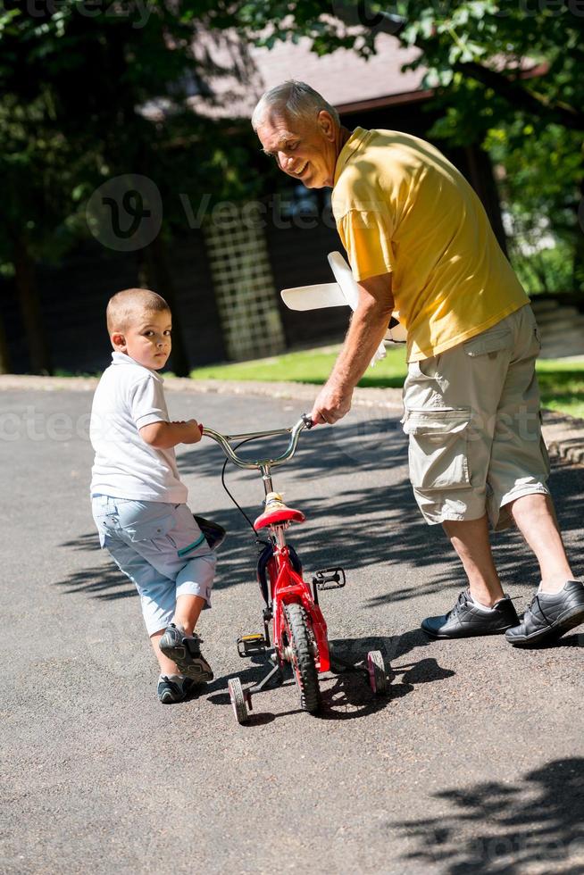 nonno e bambino avere divertimento nel parco foto