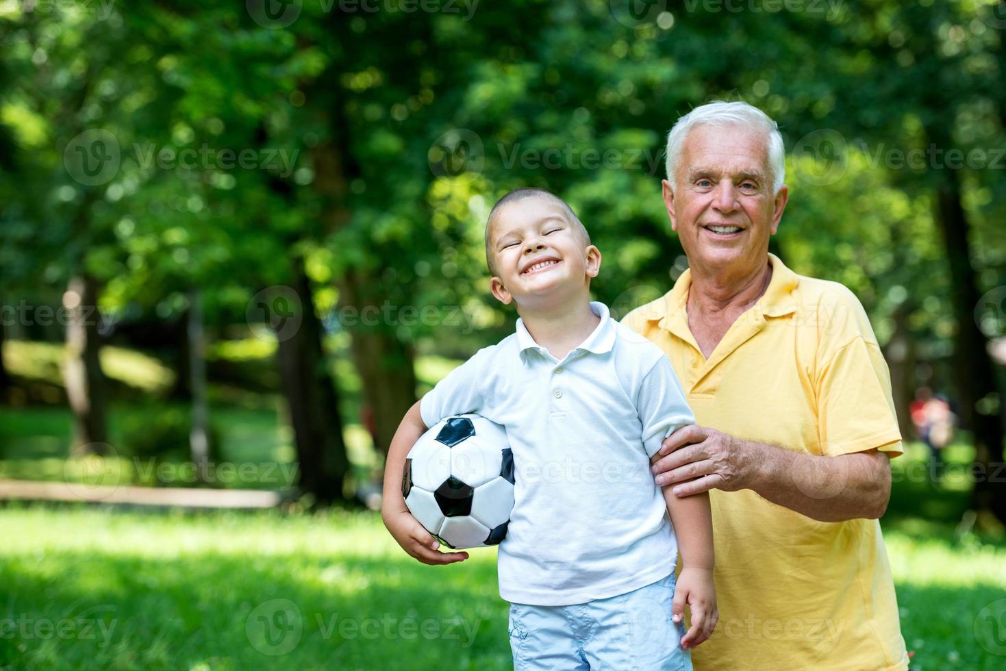 nonno e bambino avere divertimento nel parco foto