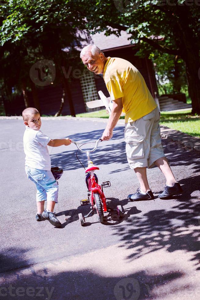 nonno e bambino avere divertimento nel parco foto