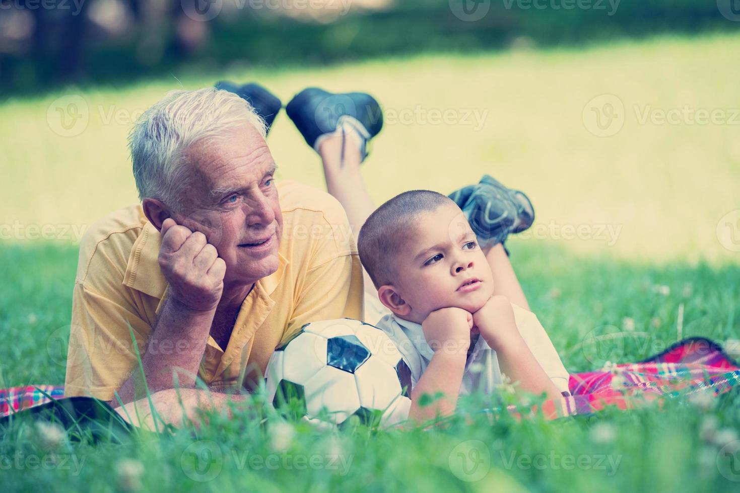 nonno e bambino avere divertimento nel parco foto