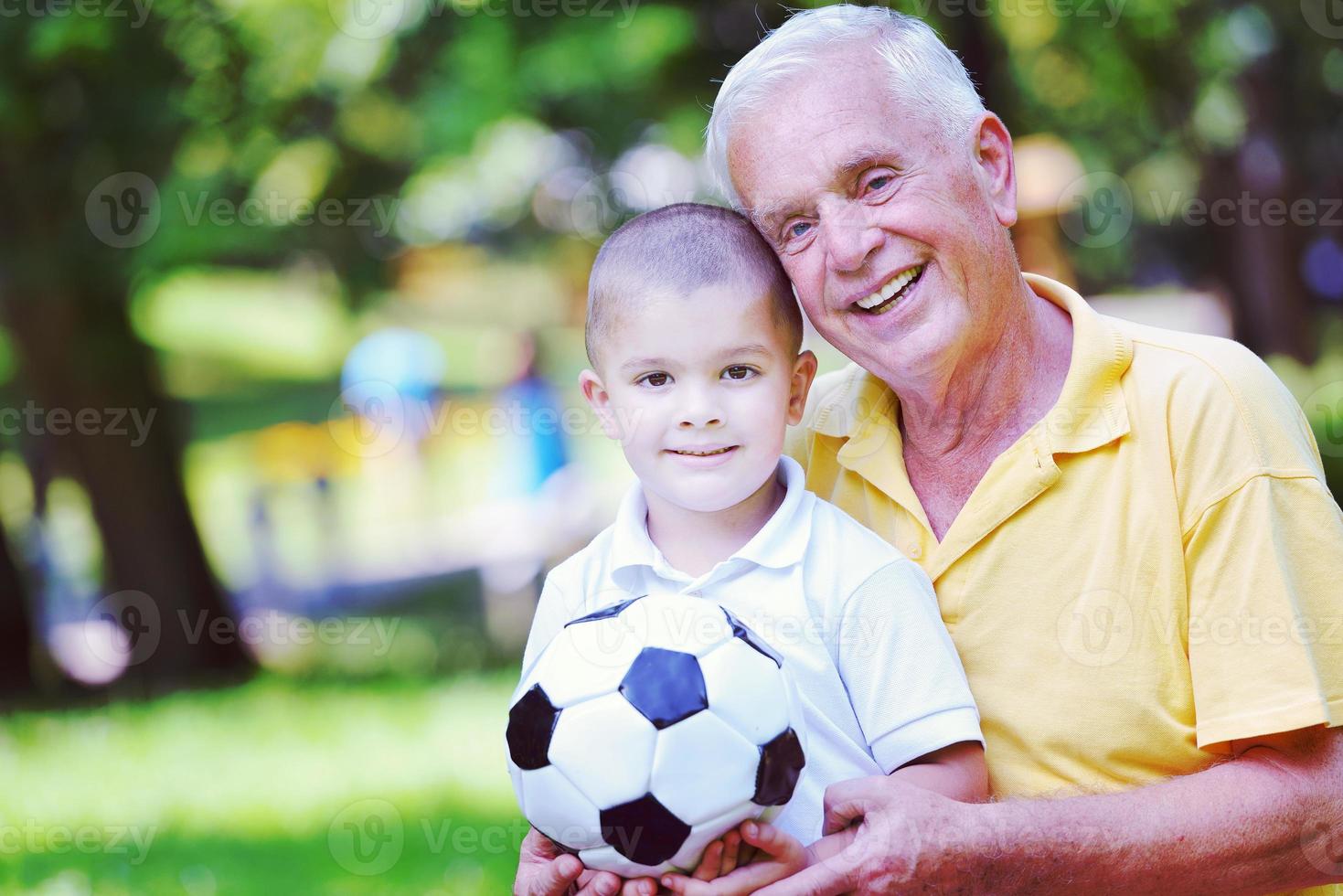 contento nonno e bambino nel parco foto