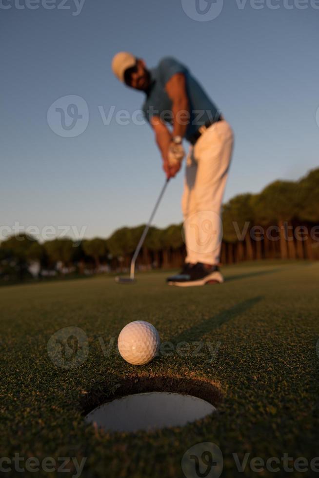 giocatore colpire tiro a golf corso foto