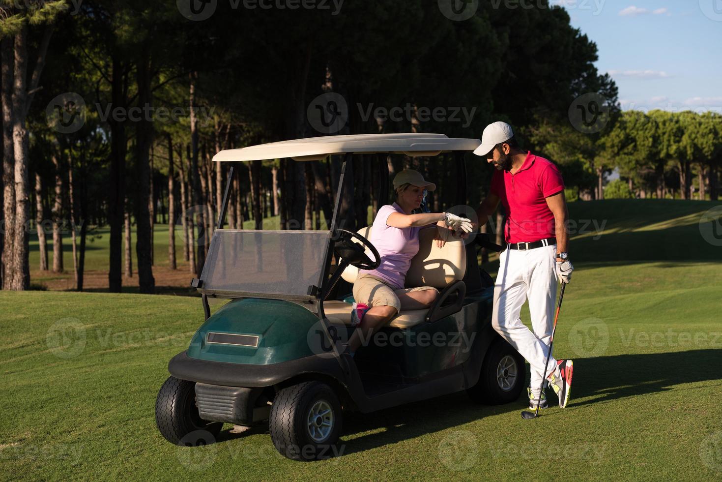 coppia nel passeggino su golf corso foto