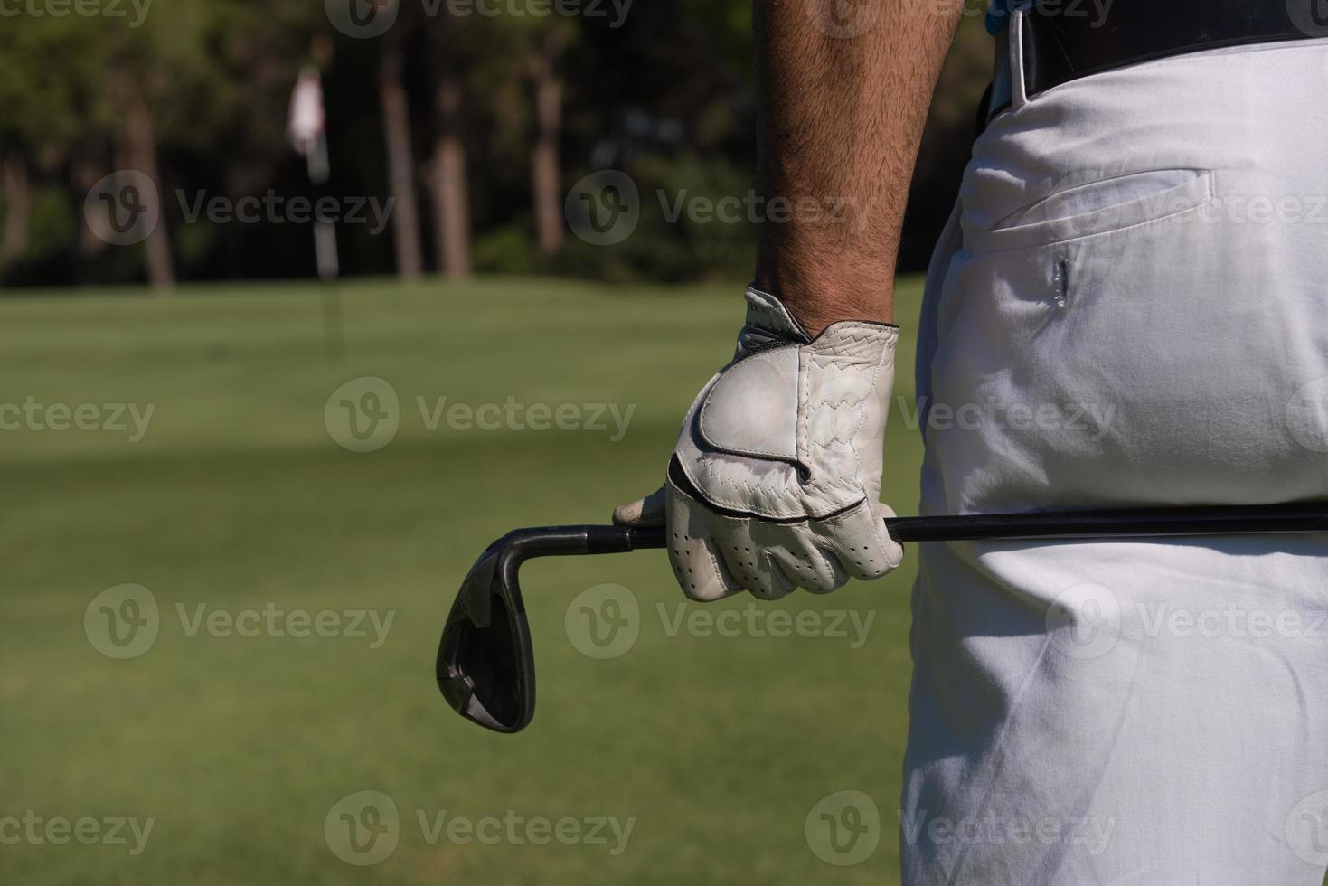 golf giocatore vicino su mano e autista a partire dal indietro foto