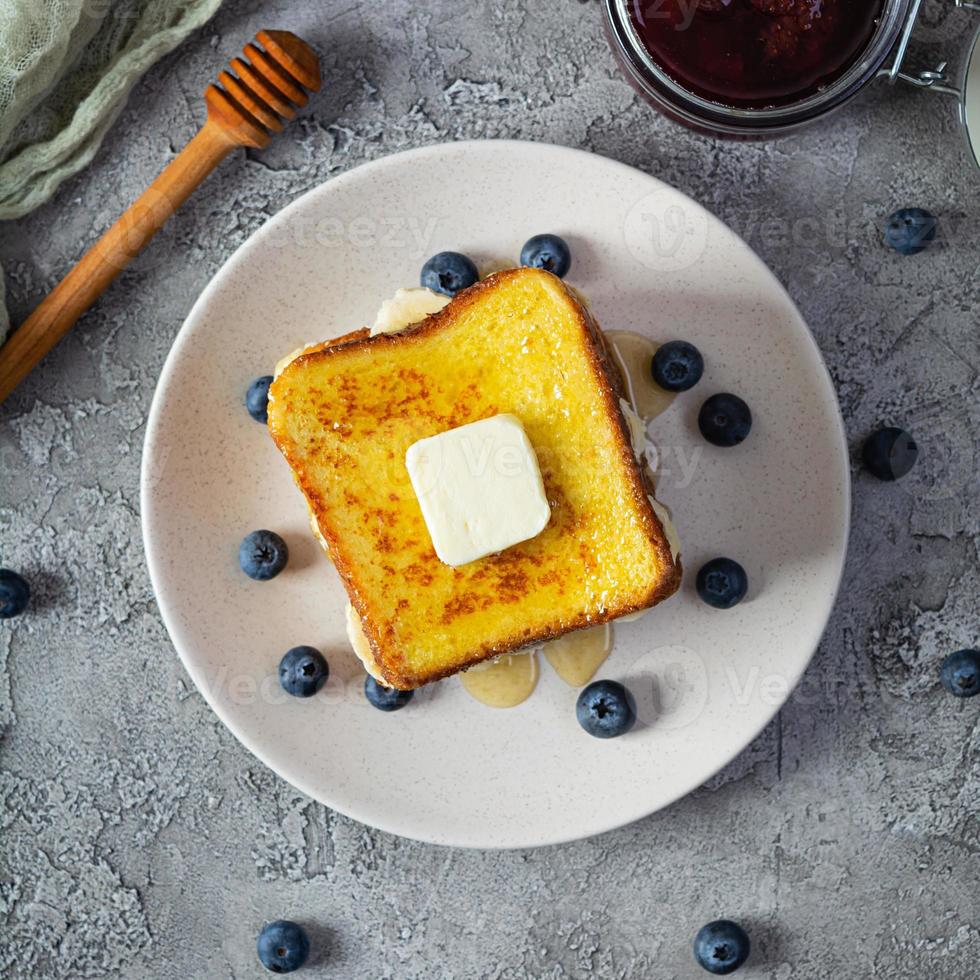 francese crostini con Banana, mirtillo, miele e fragola marmellata. delizioso mattina prima colazione o brunch con crostini e biscotti. superiore Visualizza foto