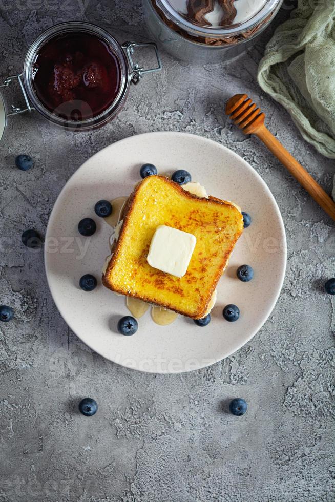 francese crostini con Banana, mirtillo, miele e fragola marmellata. delizioso mattina prima colazione o brunch con crostini e biscotti. superiore Visualizza foto