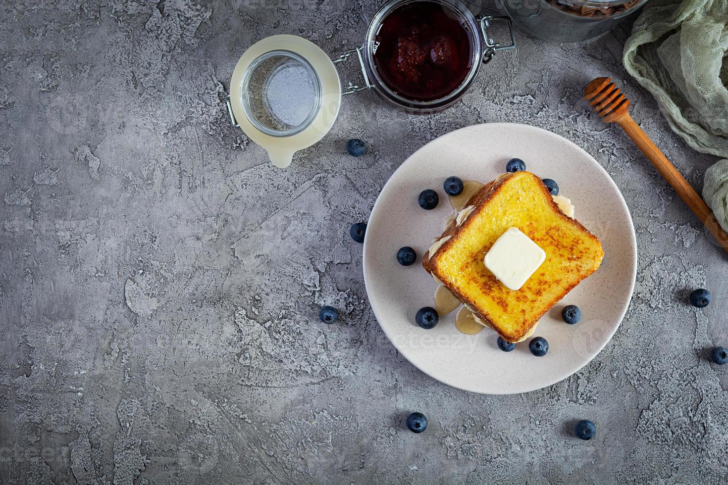 francese crostini con Banana, mirtillo, miele e fragola marmellata. delizioso mattina prima colazione o brunch con crostini e biscotti. superiore Visualizza foto