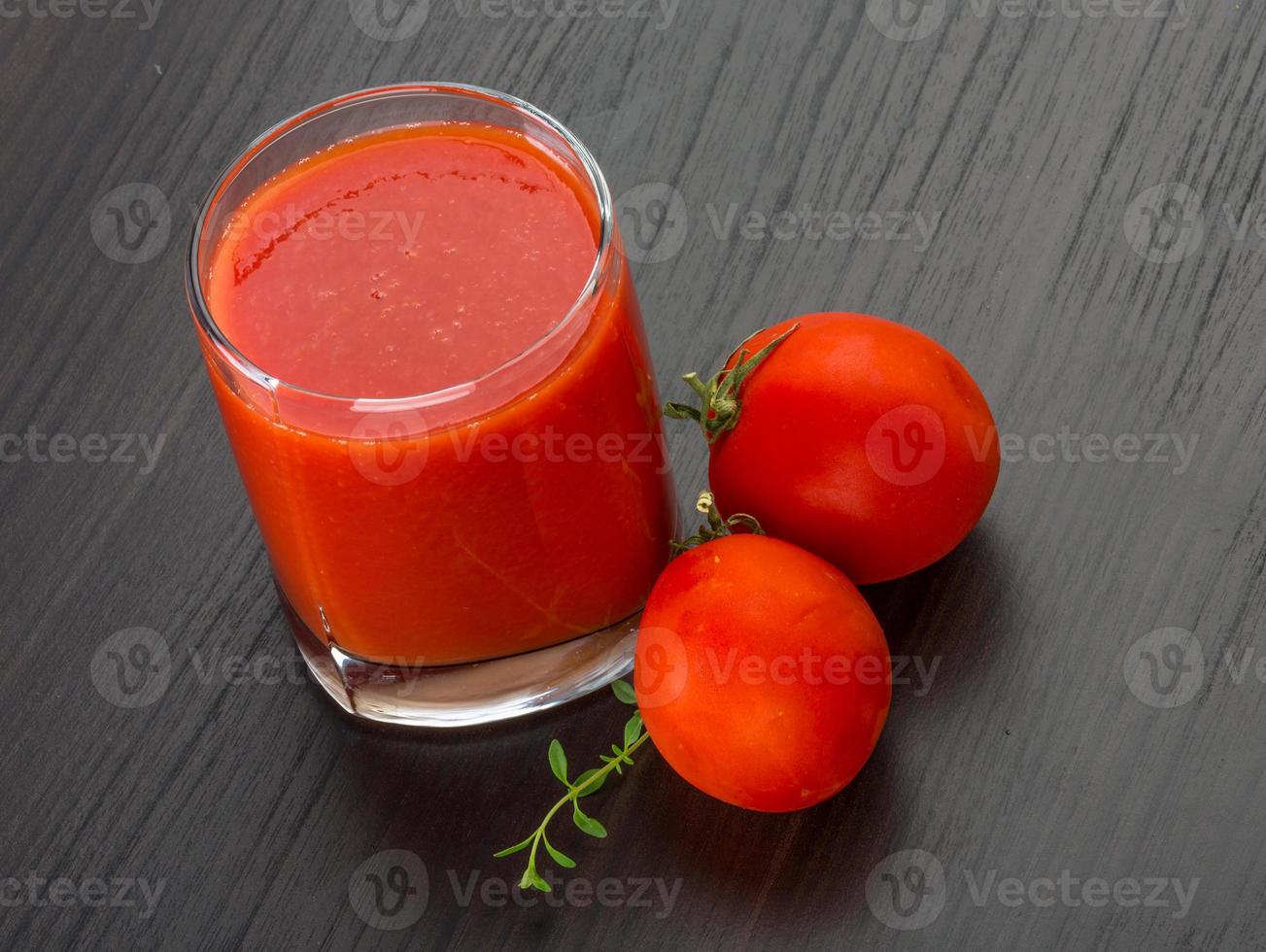 pomodoro succo su di legno sfondo foto