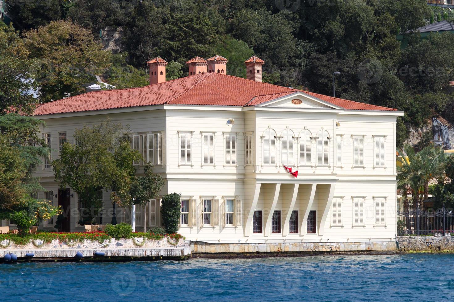 edificio nello stretto del Bosforo foto