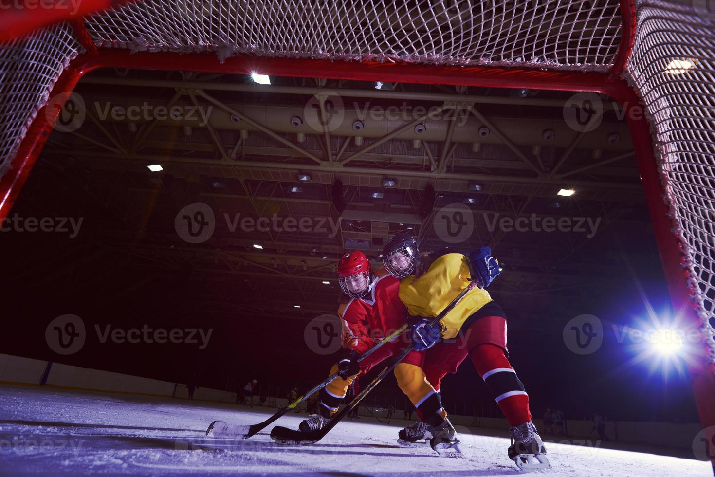 adolescente ghiaccio hockey sport Giocatori nel azione foto