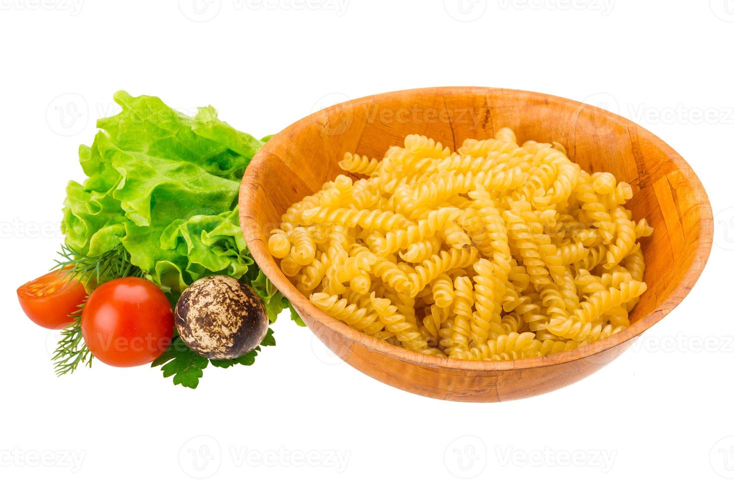 fusilli in una ciotola su sfondo bianco foto