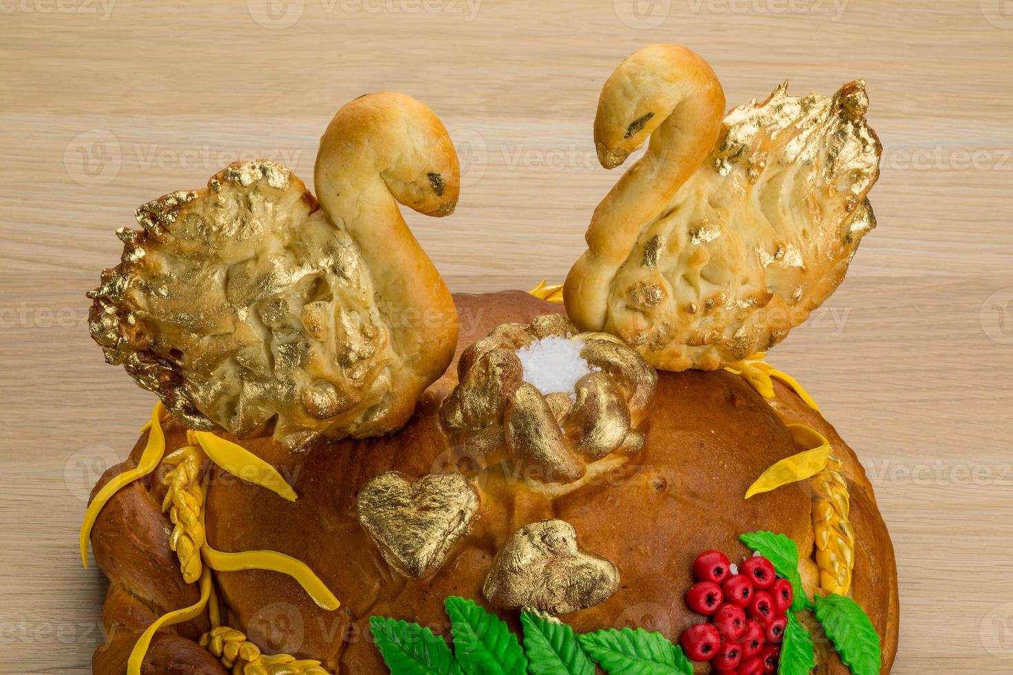 karavay - russo tradizionale pane su di legno sfondo foto