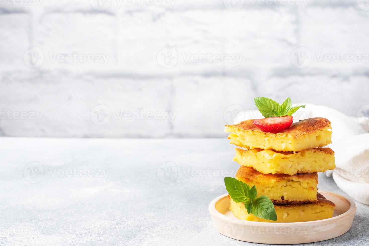 Villetta formaggio casseruola con fragole e menta. delizioso fatti in casa dolce fatto di cagliata e fresco frutti di bosco con crema. copia spazio foto