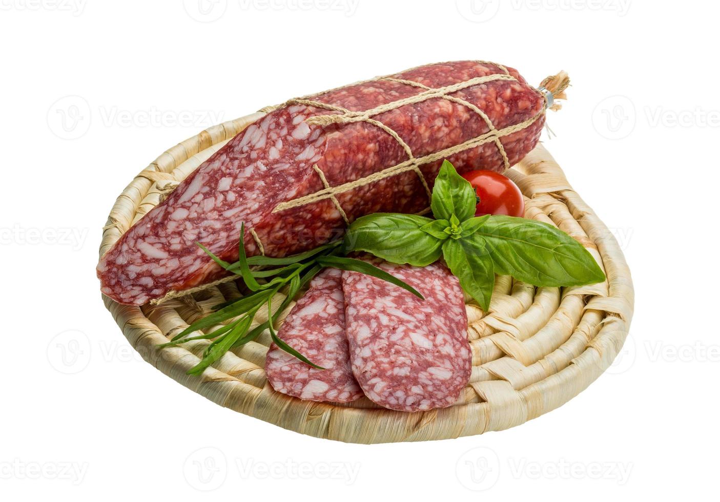 salame su di legno piatto e bianca sfondo foto