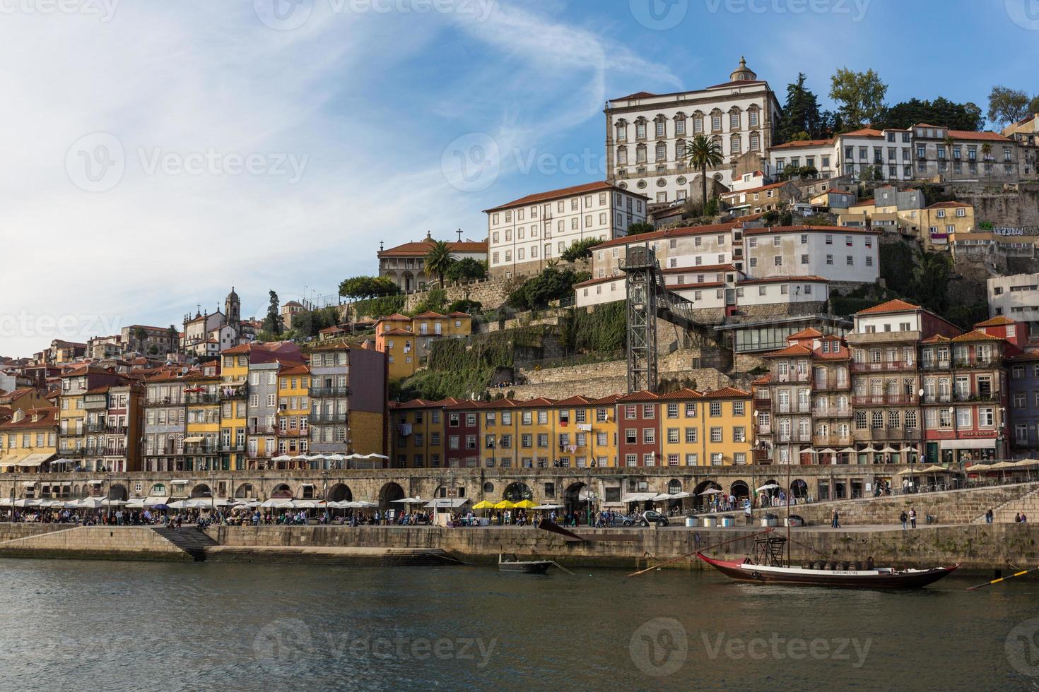 Visualizza di porto città a il Riva del fiume foto