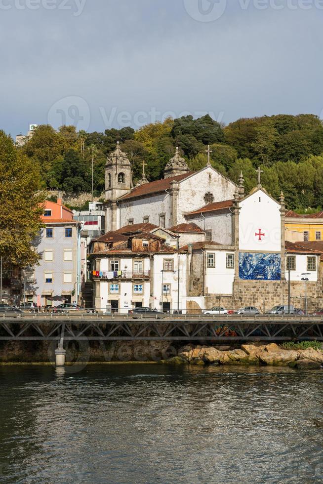 Visualizza di porto città a il Riva del fiume foto