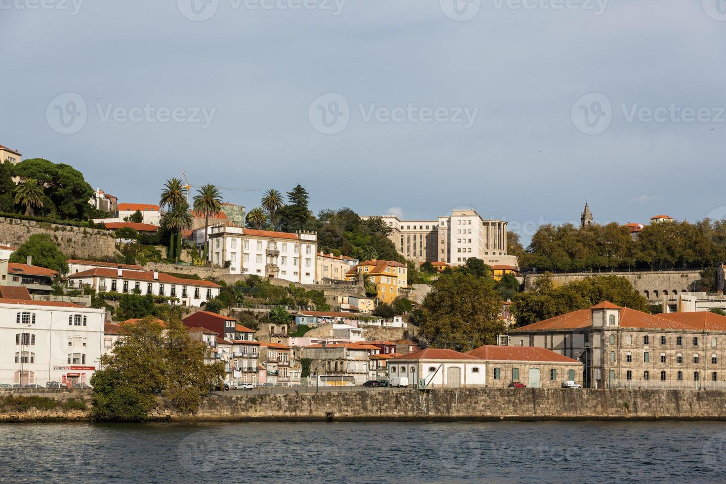 Visualizza di porto città a il Riva del fiume foto