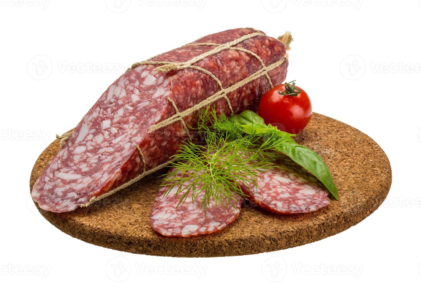 salame su di legno piatto e bianca sfondo foto