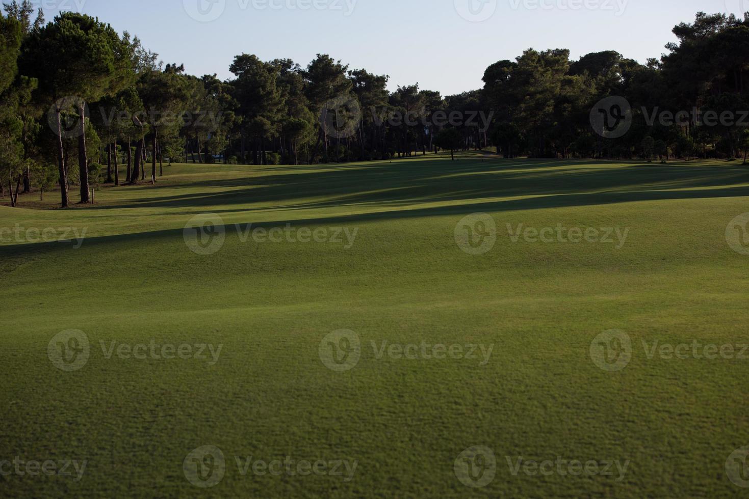 golf corso su soleggiato giorno foto