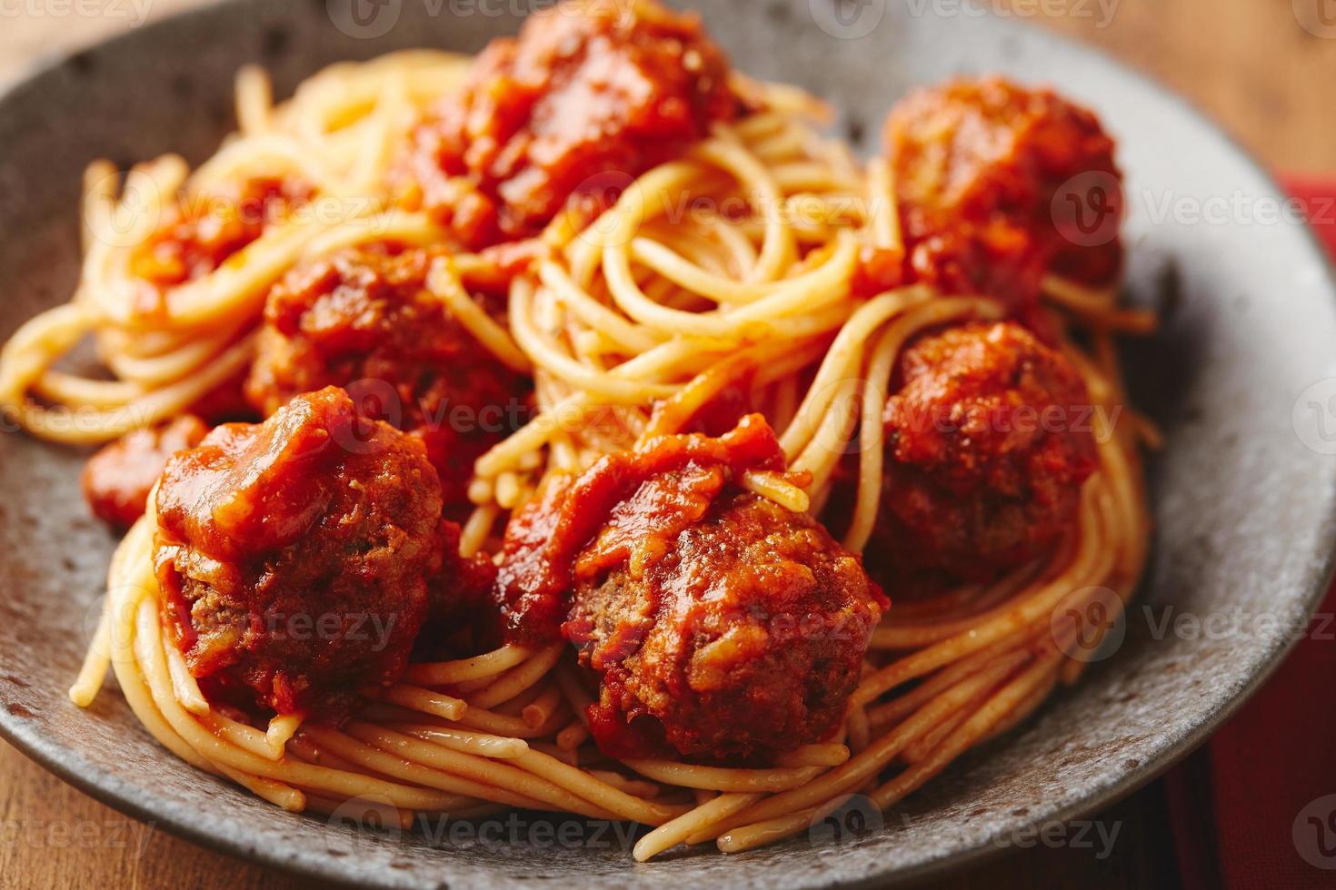 spaghetti con polpette e salsa di pomodoro. deliziose polpette di spaghetti fatti in casa foto