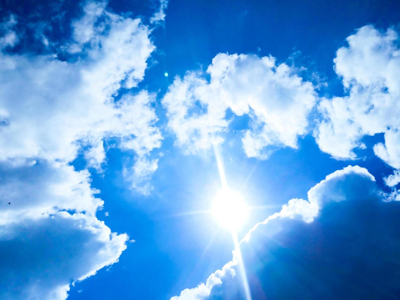 cielo azzurro con nuvole bianche e sole foto