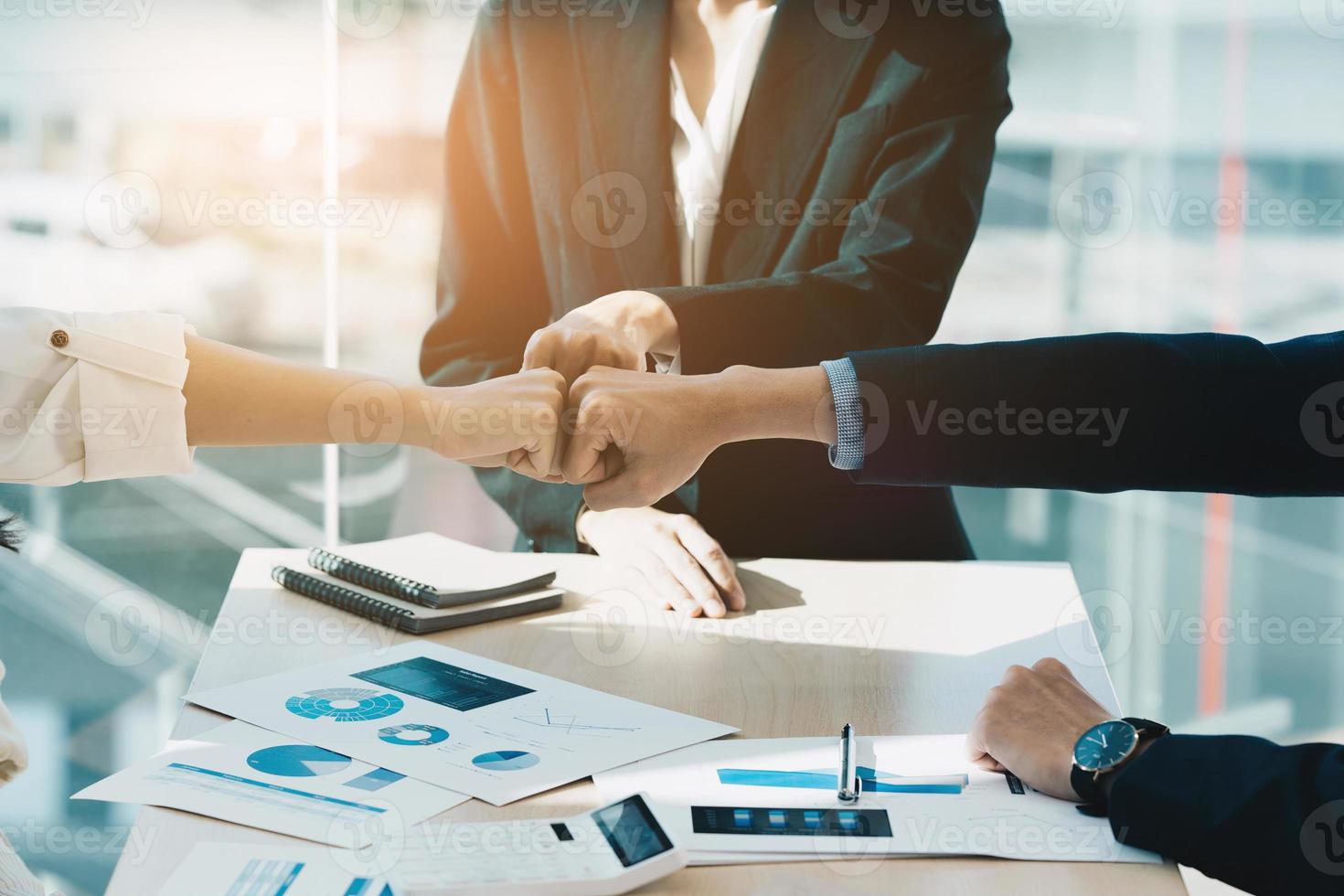 gruppo di attività commerciale persone mettendo loro mani Lavorando insieme su di legno sfondo nel ufficio. gruppo supporto lavoro di squadra accordo concetto. foto