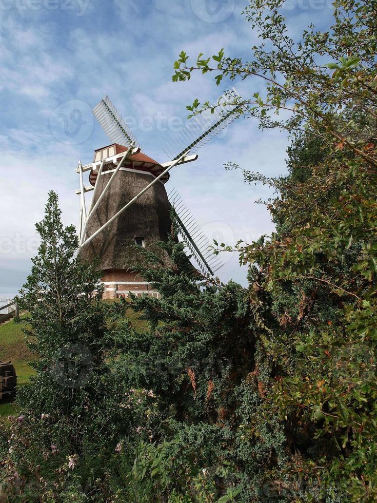 mulino a vento nella frisia orientale foto