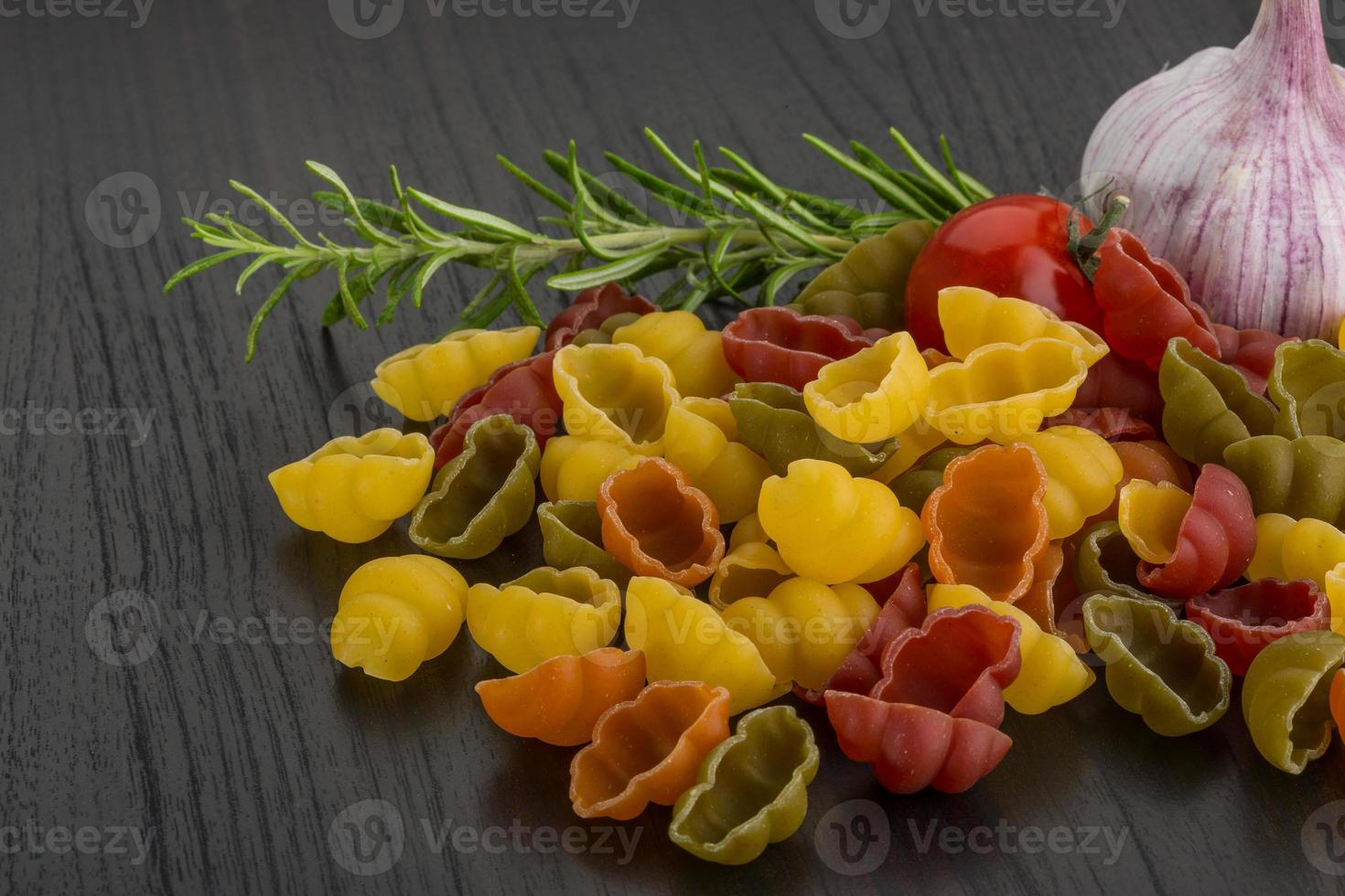 conchiglia pasta su di legno sfondo foto