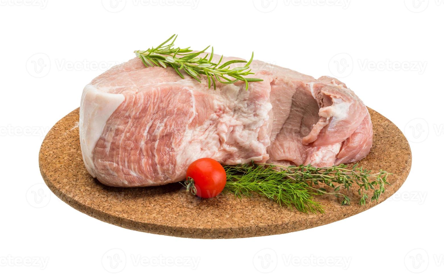 crudo Maiale carne su di legno piatto e bianca sfondo foto
