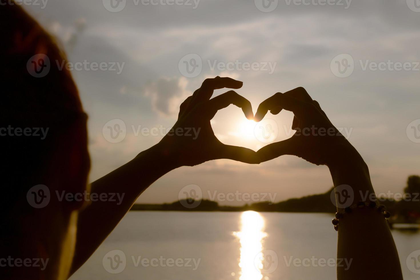 sole nel cuore sagomato mani. foto