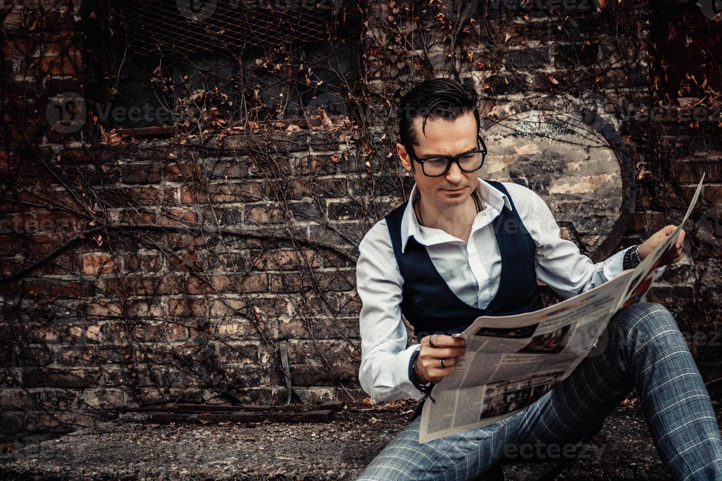 retro-styled uomo lettura giornale all'aperto. foto