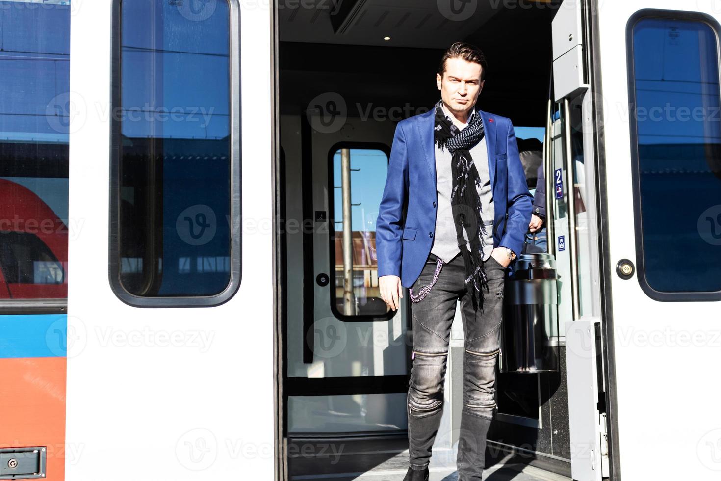 medio adulto uomo d'affari in arrivo a ferrovia stazione e ottenere su di il treno. foto