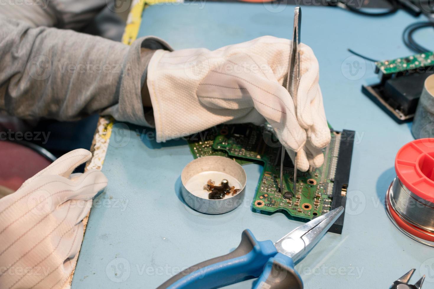 vicino su di poco ingegnere riparazione circuito tavola. foto