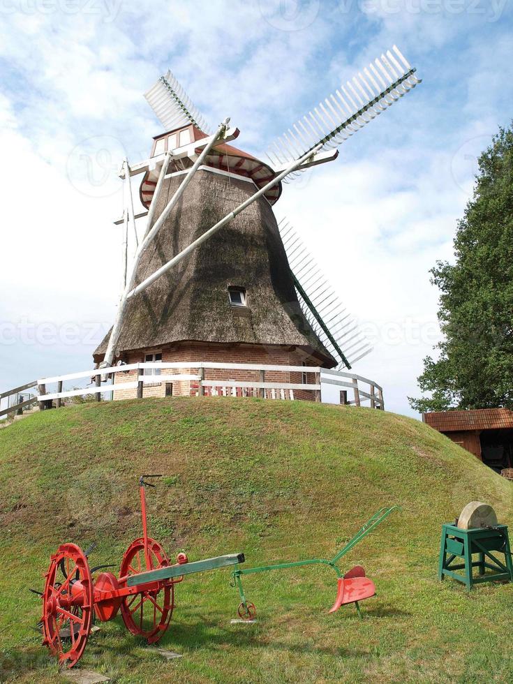 mulino a vento nella frisia orientale foto