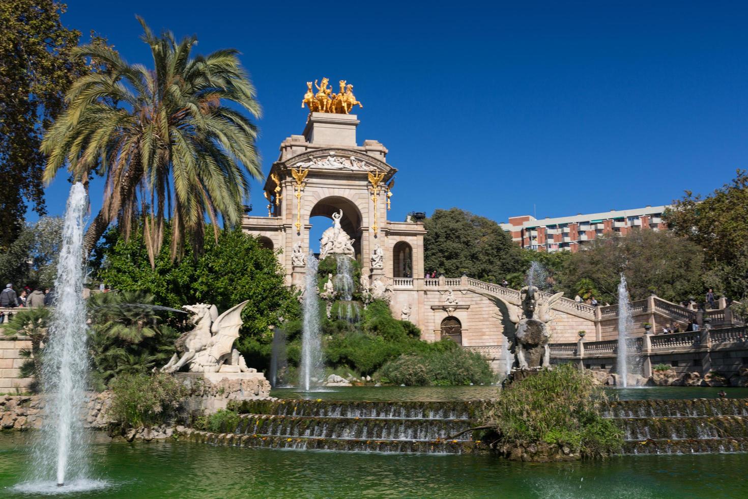 Barcellona, Spagna, 2022 - Barcellona ciudadela parco lago Fontana con d'oro quadriga di aurora foto