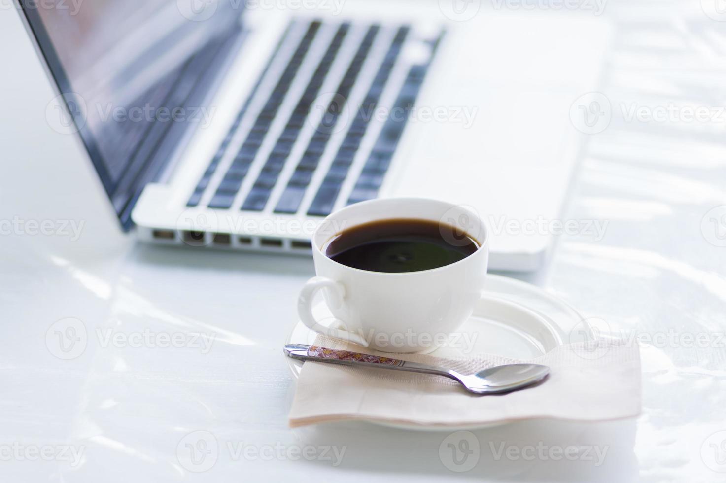 tazza di caffè e laptop per le imprese foto