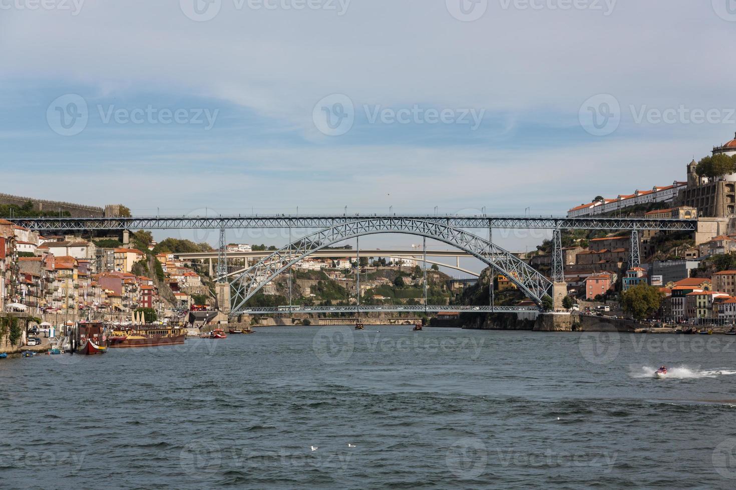 Visualizza di porto città a il Riva del fiume foto