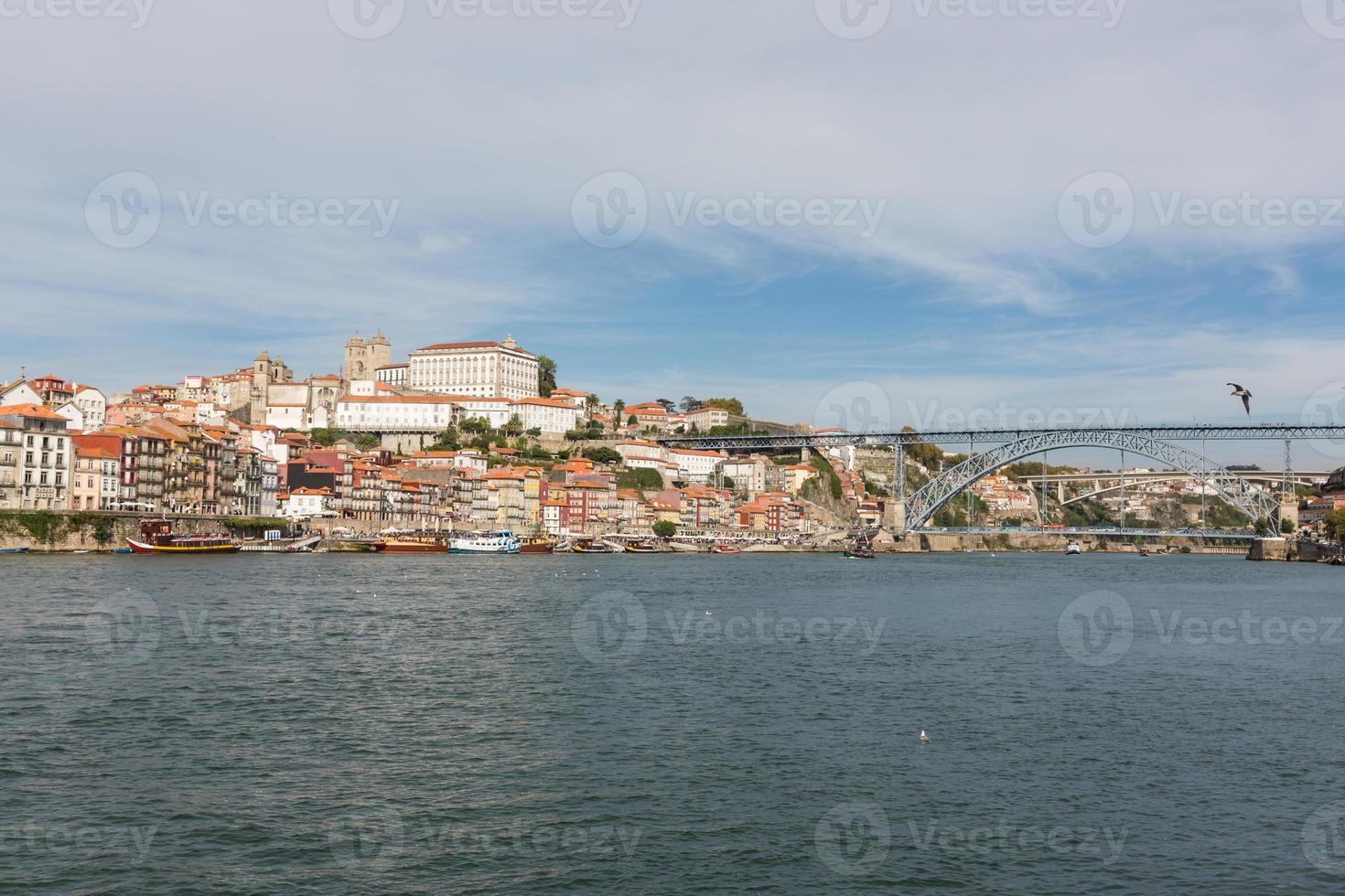 Visualizza di porto città a il Riva del fiume foto