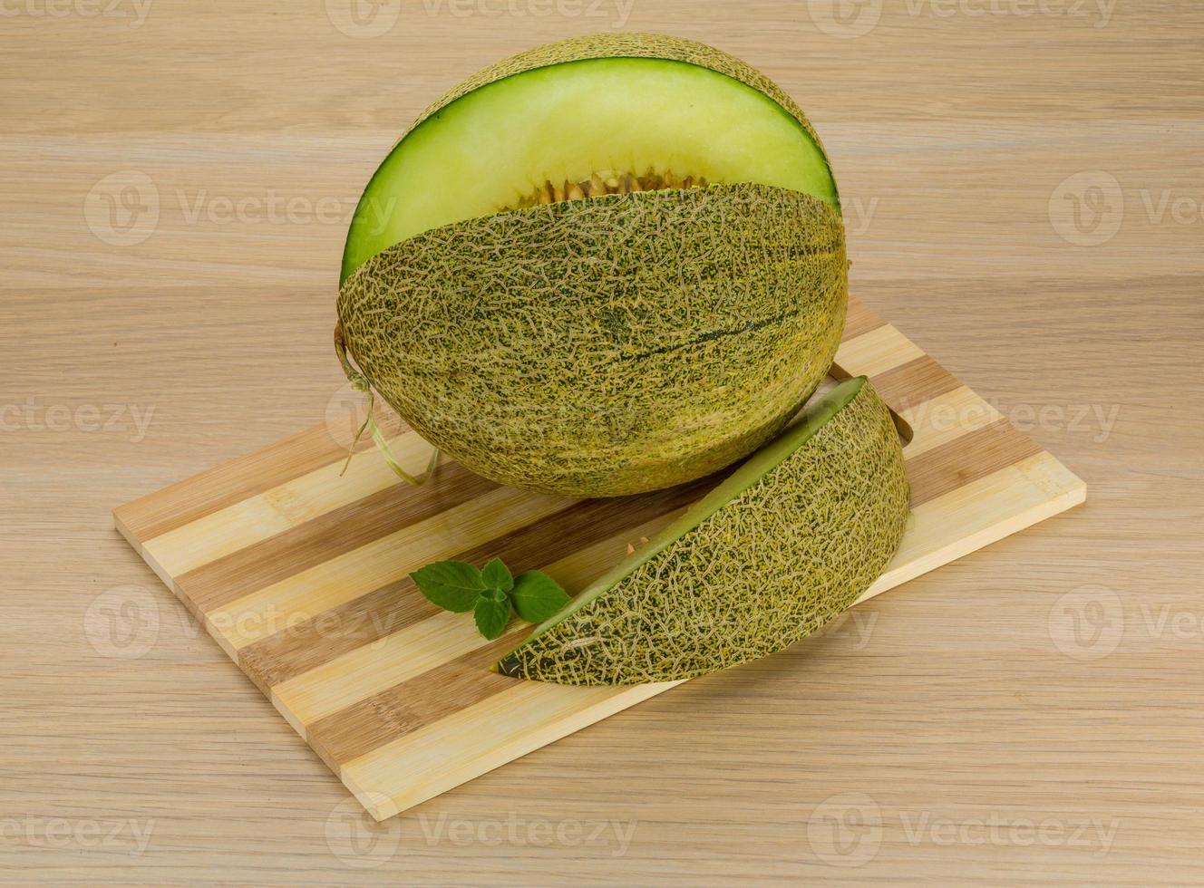 melone su di legno sfondo foto