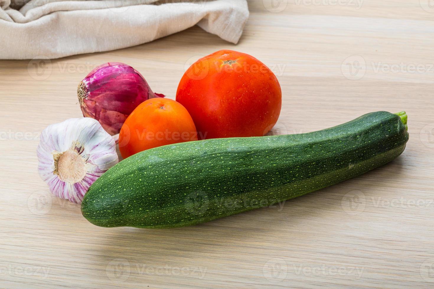 zuchini su di legno sfondo foto