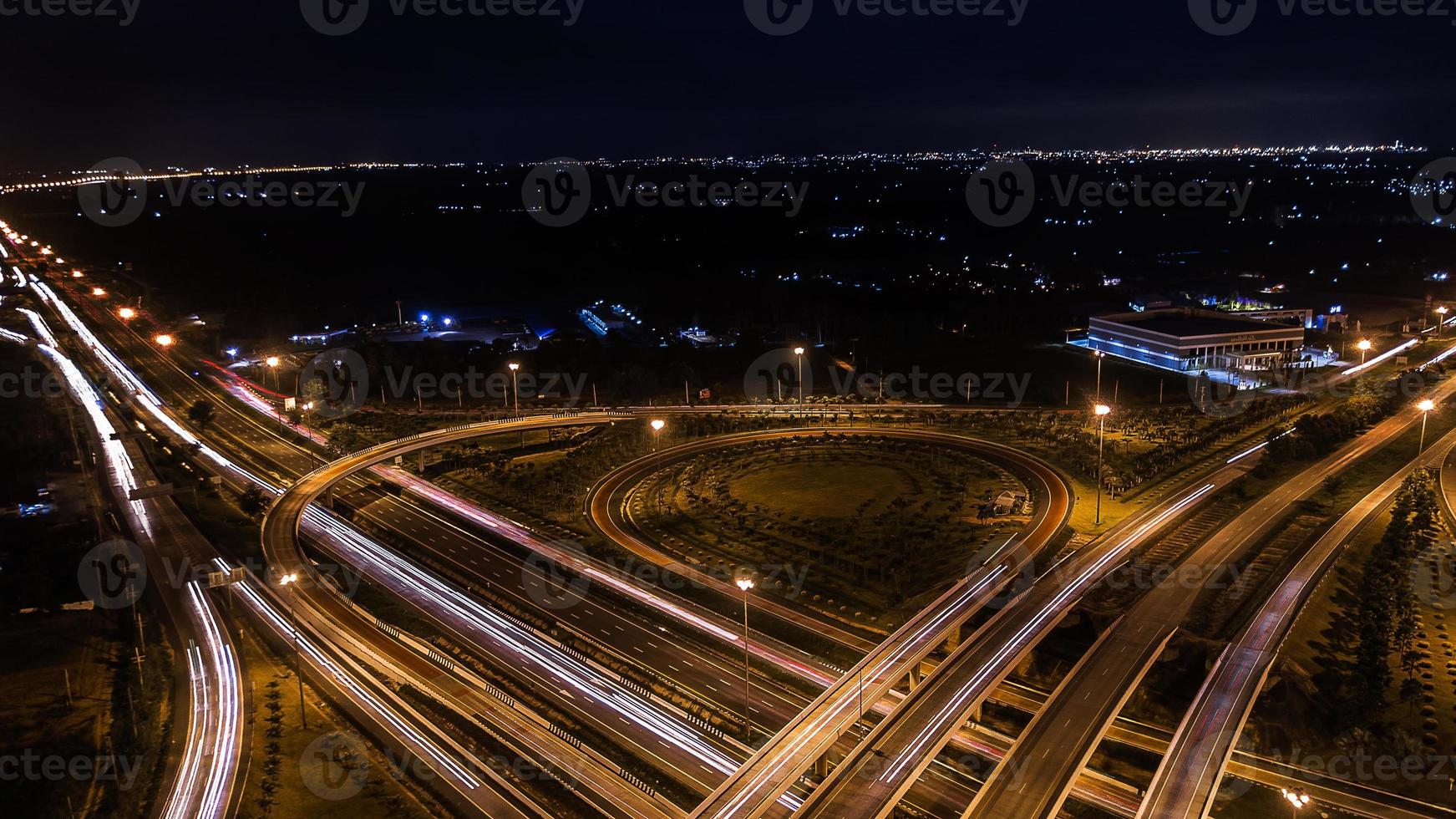 su strada autostrada della città di notte - vista a volo d'uccello - drone - vista dall'alto foto