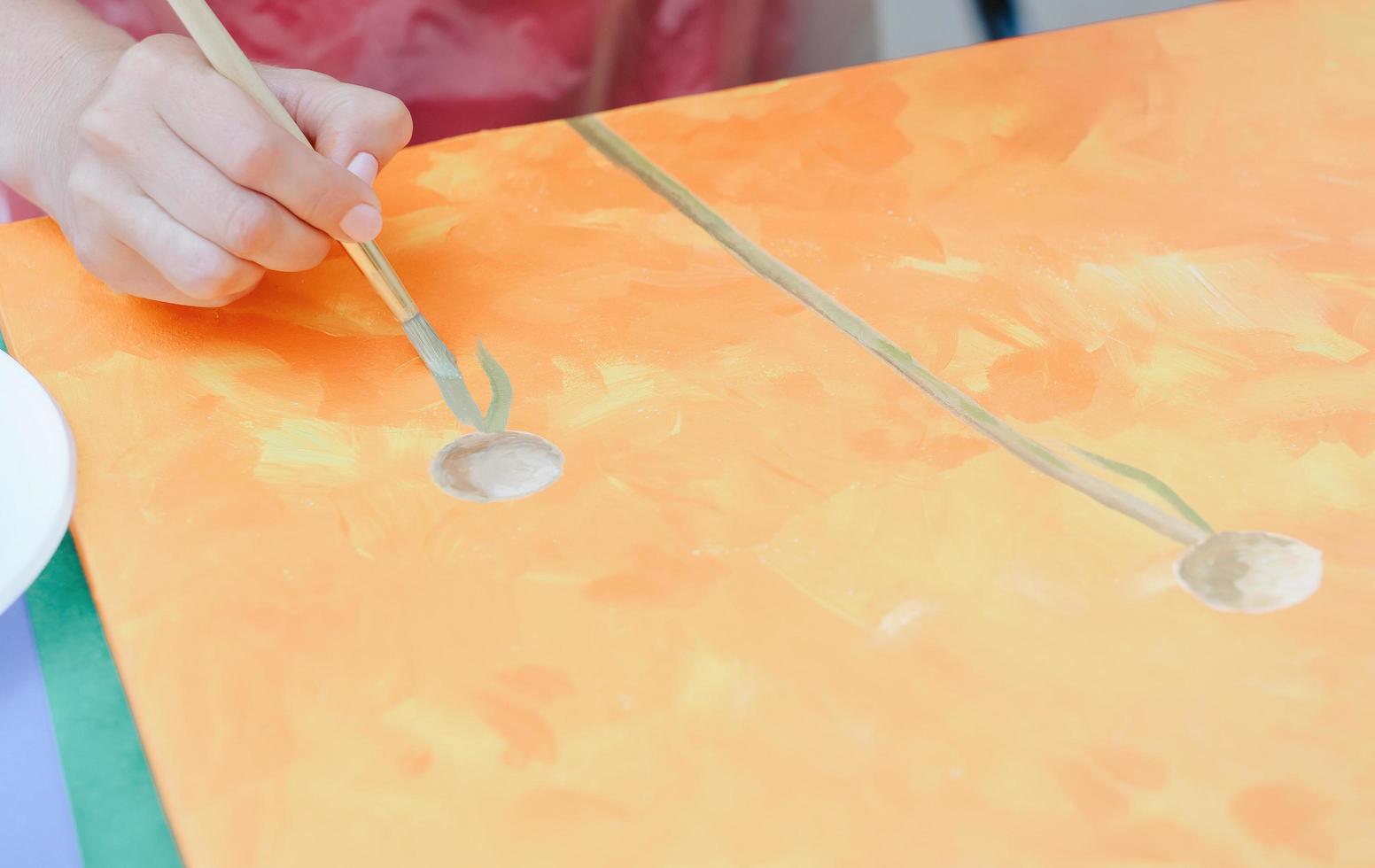 donna artista pittore Tenere un' spazzola e fabbricazione colpi su un' tela. laboratorio per artisti. apprendimento e formazione scolastica, disegno scuola. foto