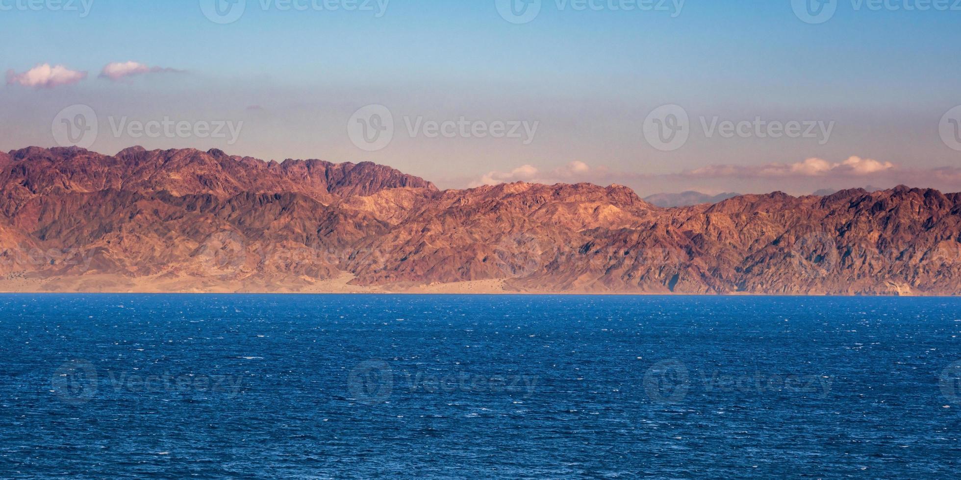 vista panoramica dall'altezza delle montagne fino al Mar Rosso foto