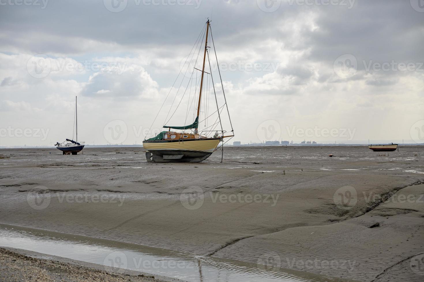 barche di pescatori bloccate sulla spiaggia durante il periodo di bassa marea. foto