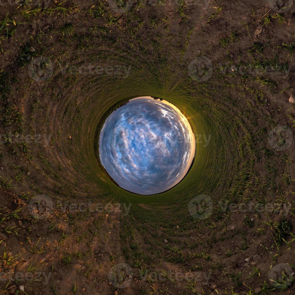 blu cielo palla tra verde erba. inversione di minuscolo pianeta trasformazione di sferico panorama 360 gradi. sferico astratto Visualizza. curvatura di spazio. foto
