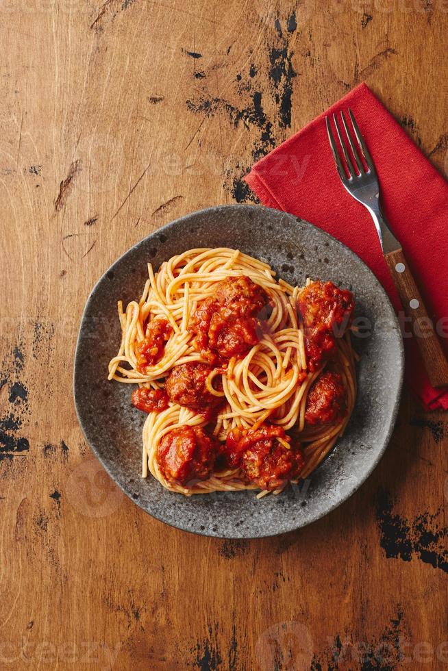 spaghetti con polpette e salsa di pomodoro. deliziose polpette di spaghetti fatti in casa foto