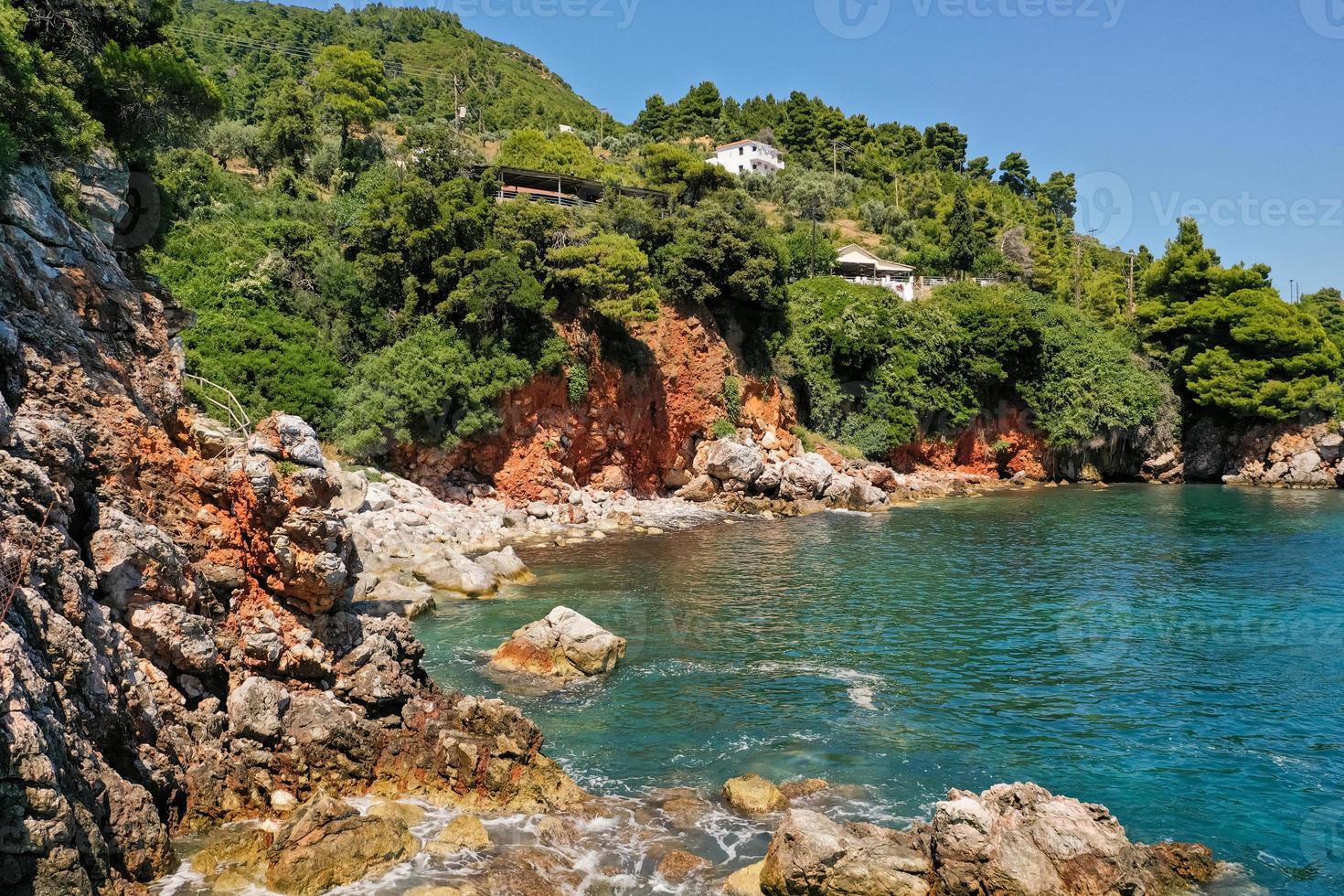 vista incontaminata della baia di un'isola della grecia. foto