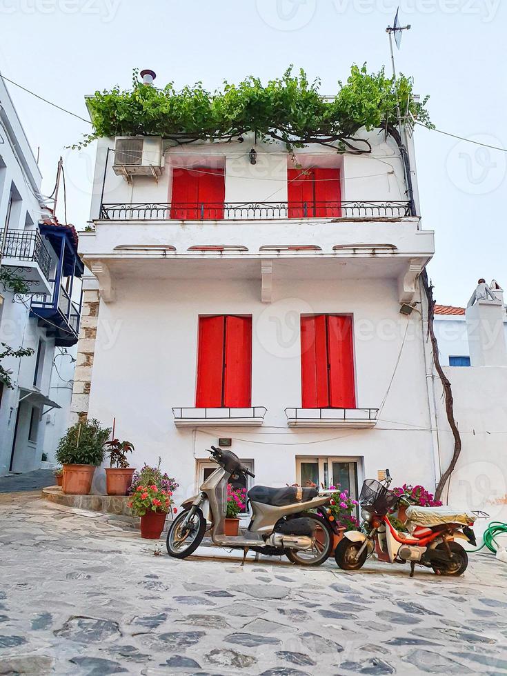 affascinanti stradine tradizionali delle isole greche. città di skopelos sull'isola di skopelos, in grecia. foto