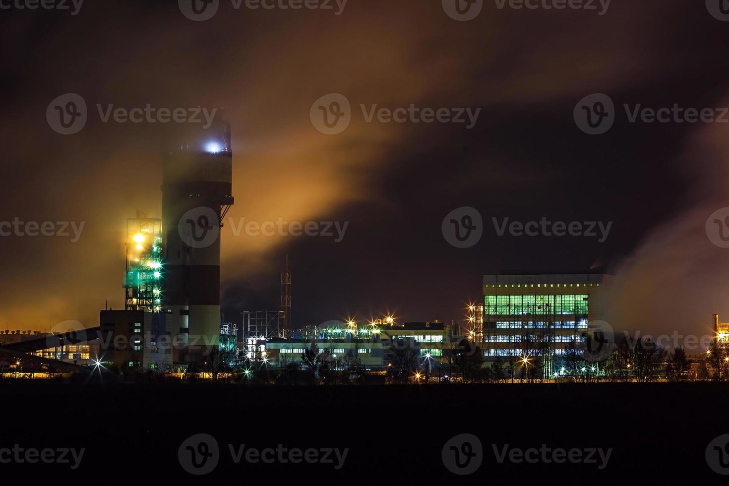 notte industriale paesaggio ambientale inquinamento rifiuto di termico energia pianta. grande tubi di chimico industria impresa pianta foto