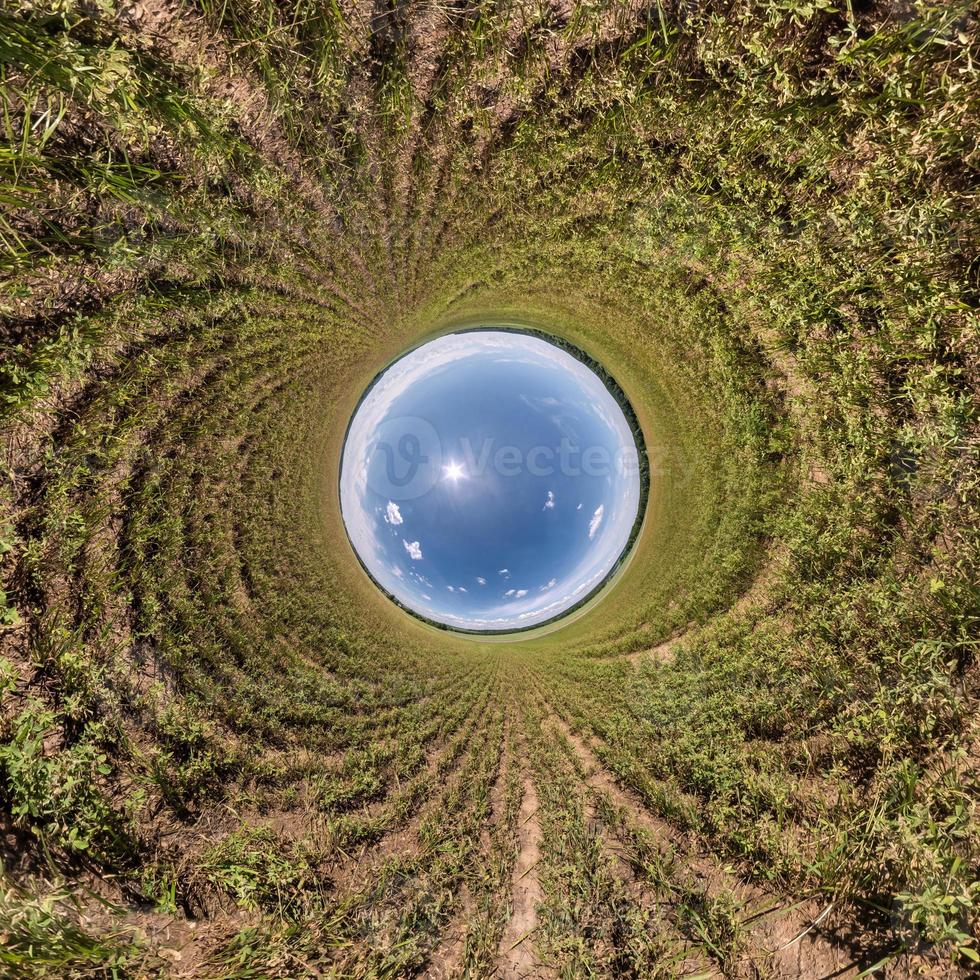 piccolo pianeta blu. inversione del minuscolo pianeta trasformazione del panorama sferico a 360 gradi. vista aerea astratta sferica. curvatura dello spazio. foto